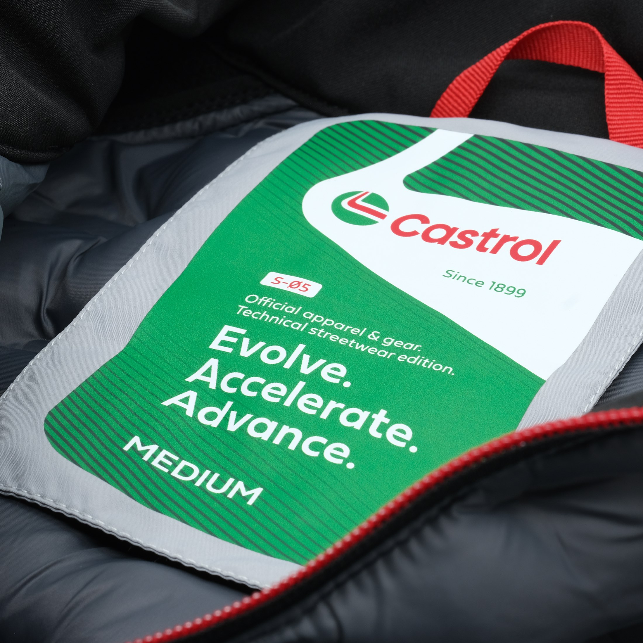 Halo Hybrid Jacket :: Core Black / Carbon Grey